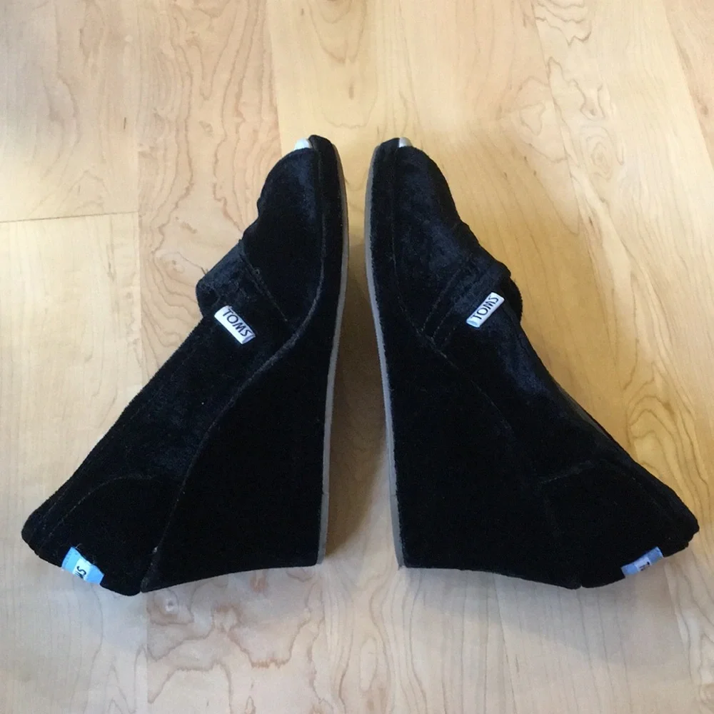 Toms black velvet